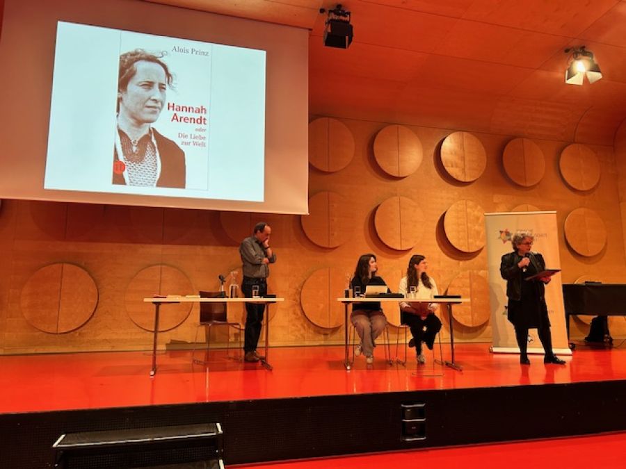 Schülerinnen der KS2 lesen Hannah Arendt