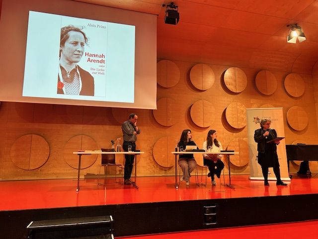 Schülerinnen der KS2 lesen Hanna Arendt